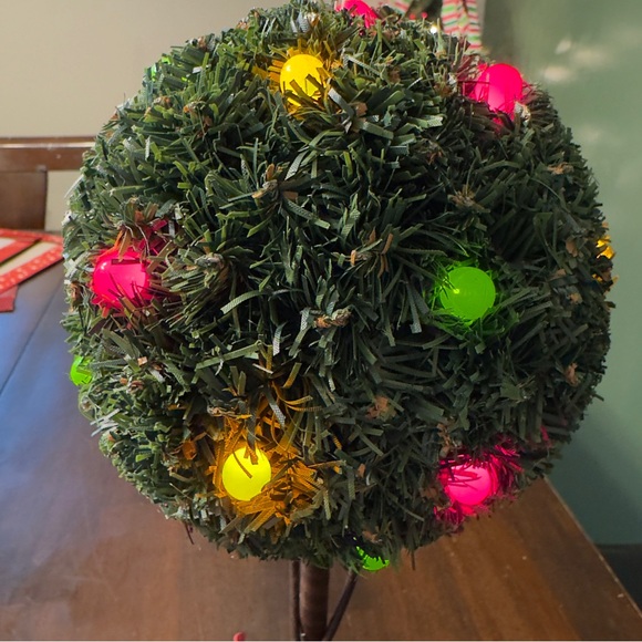 Hallmark Keepsake Lighted Sugar Plum Tabletop Topiary 2002 - Retired - Picture 6 of 12